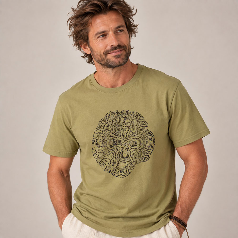 T-shirt homme manche courte en coton biologique de couleur olive avec le dessin d'une coupe de bois formée par des petits animaux la sérigraphie est de couleur noir. Zoom sur le t-shirt.