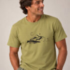 T-shirt homme manche courte en coton biologique couleur olive avec le dessin d'une montagne et inscrit silence de sérigraphie noir. Zoom sur le t-shirt.