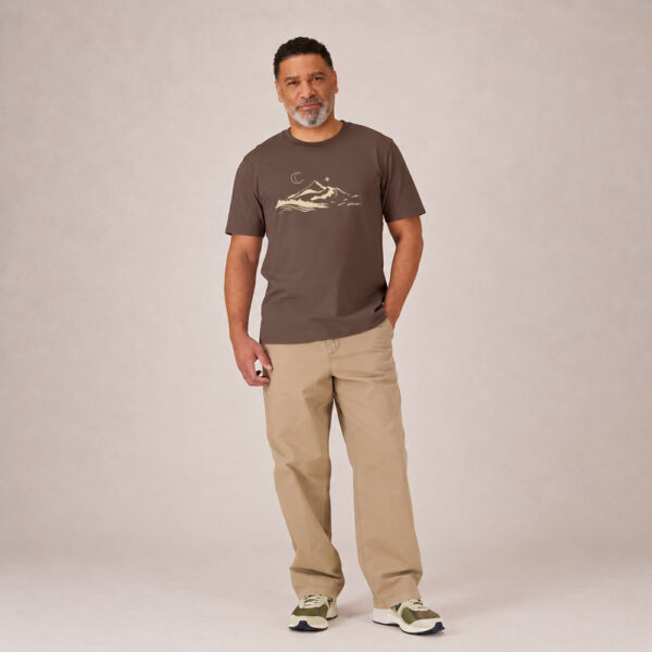 T-shirt homme manche courte en coton biologique couleur mocha avec le dessin d'une montagne et inscrit silence de sérigraphie beige.