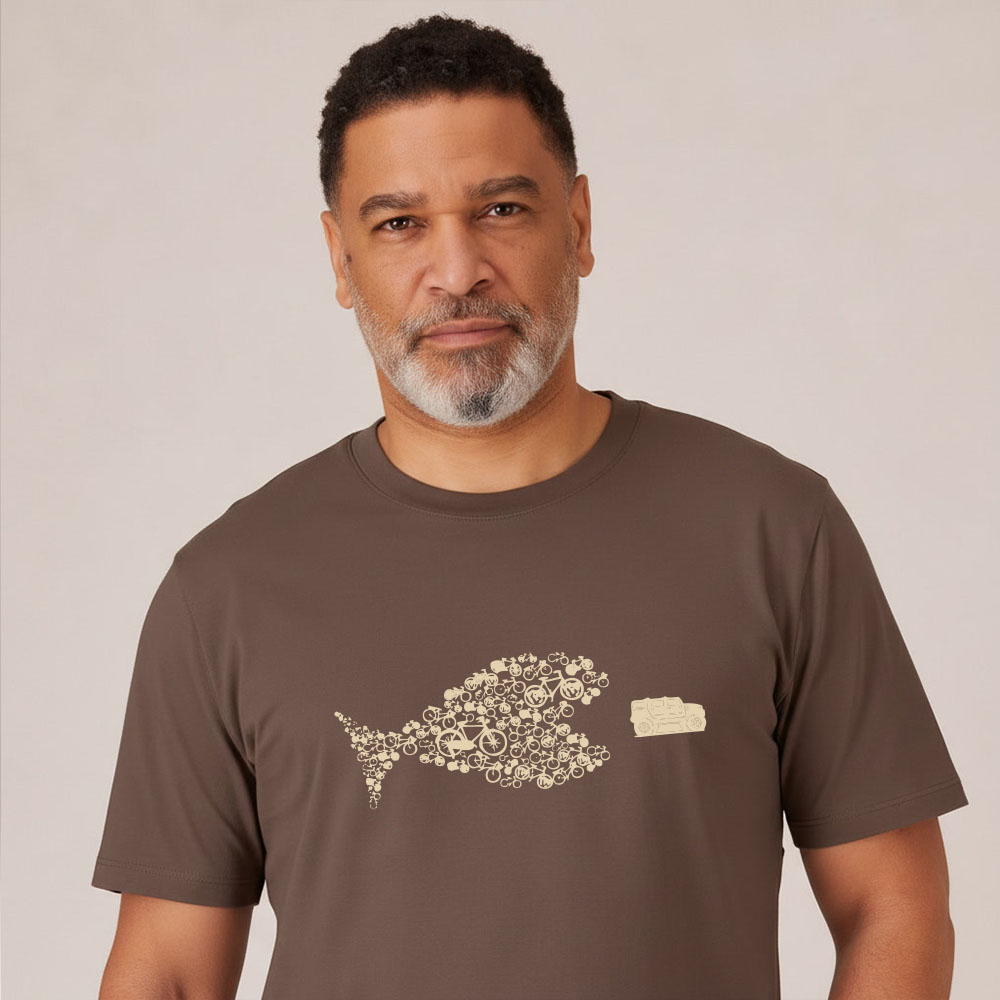 T-shirt homme manche courte en coton biologique couleur mocha avec le dessin d'un poisson en forme de vélo qui mange un 4x4 avec une sérigraphie beige. Zoom sur le t-shirt.