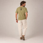 T-shirt homme manche courte en coton biologique de couleur olive vue de dos avec le dessin de la marque entre les épaules et la sérigraphie est de couleur noir.