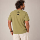 T-shirt homme manche courte en coton biologique de couleur olive vue de dos avec le dessin de la marque entre les épaules et la sérigraphie est de couleur noir.
