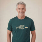 T-shirt homme manche courte en coton biologique couleur vert sapin avec le dessin d'un poisson en forme de vélo qui mange un 4x4 avec une sérigraphie beige. Zoom sur le t-shirt.