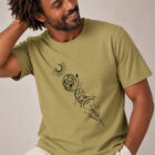 T-shirt homme manche courte en coton biologique couleur olive avec un dessin représentant les cinq éléments et la sérigraphie est de couleur noir. Zoom sur le t-shirt.