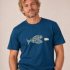 T-shirt homme manche courte en coton biologique couleur bleu denim avec le dessin d'un poisson en forme de vélo qui mange un 4x4 avec une sérigraphie beige. Zoom sur le t-shirt.