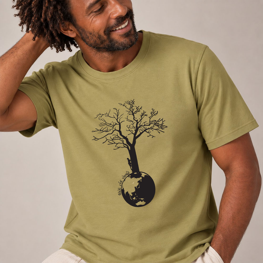 T-shirt homme manche courte en coton biologique couleur olive avec le dessin d'un arbre sur une planète et sérigraphie de couleur noir. Zoom sur le t-shirt.