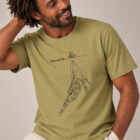 T-shirt homme manche courte en coton biologique couleur olive avec un dessin représentant une baleine avec des motifs polynésiens en sérigraphie de couleur noir. Zoom sur le t-shirt.