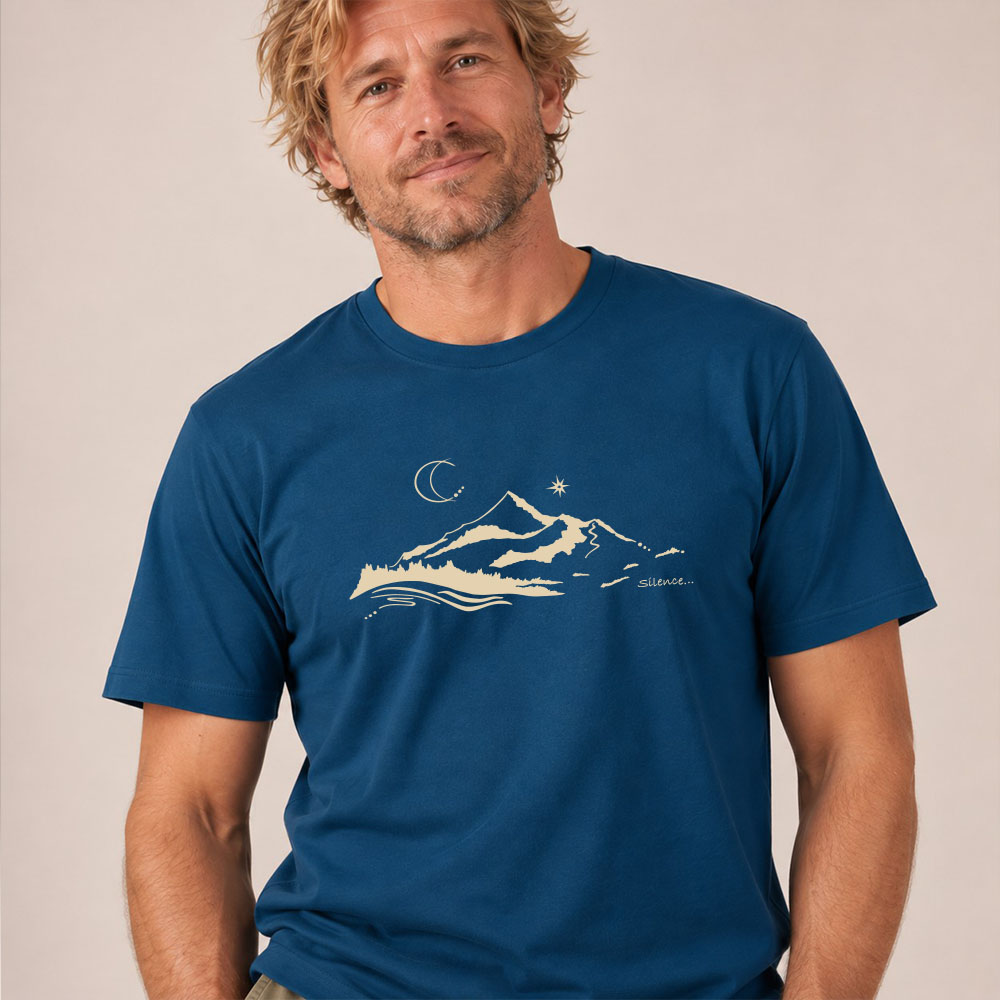 T-shirt homme manche courte en coton biologique couleur bleu denim avec le dessin d'une montagne et inscrit silence de sérigraphie beige. Zoom sur le t-shirt.