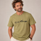 T-shirt homme manche courte en coton biologique de couleur olive avec un dessin représentant les éléments de la nature sur une ligne avec l'inscription des racines aux étoiles la de sérigraphie est de couleur noir. Zoom sur le t-shirt.