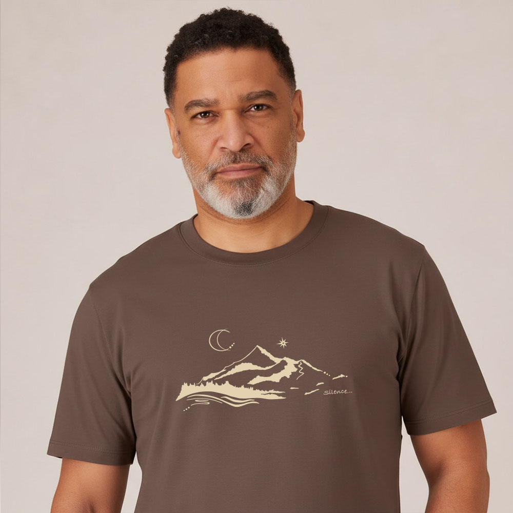 T-shirt homme manche courte en coton biologique couleur mocha avec le dessin d'une montagne et inscrit silence de sérigraphie beige. Zoom sur le t-shirt.