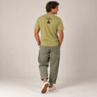 T-shirt homme manche courte en coton biologique de couleur olive vue de dos avec le dessin de la marque entre les épaules et la sérigraphie est de couleur noir.