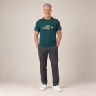 T-shirt homme manche courte en coton biologique couleur vert sapin avec le dessin d'un poisson en forme de vélo qui mange un 4x4 avec une sérigraphie beige.
