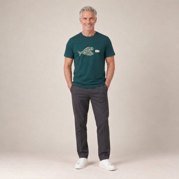 T-shirt homme manche courte en coton biologique couleur vert sapin avec le dessin d'un poisson en forme de vélo qui mange un 4x4 avec une sérigraphie beige.
