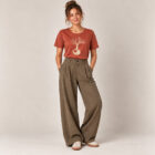 T-shirt femme manche courte en coton biologique couleur terracotta avec le dessin d'un arbre sur une planète et sérigraphie de couleur beige.