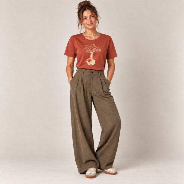 T-shirt femme manche courte en coton biologique couleur terracotta avec le dessin d'un arbre sur une planète et sérigraphie de couleur beige.