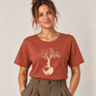 T-shirt femme manche courte en coton biologique couleur terracotta avec le dessin d'un arbre sur une planète et sérigraphie de couleur beige. Zoom sur le t-shirt.
