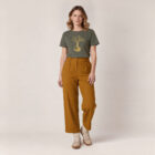 T-shirt femme manche courte en coton biologique couleur kaki avec le dessin d'un arbre sur une planète et sérigraphie de couleur doré.