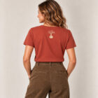 T-shirt femme manche courte en coton biologique de couleur terracotta vue de dos avec le dessin de la marque entre les épaules et la sérigraphie est de couleur beige.