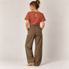 T-shirt femme manche courte en coton biologique de couleur terracotta vue de dos avec le dessin de la marque entre les épaules et la sérigraphie est de couleur beige.