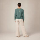 T-shirt femme à manche longue en coton biologique couleur vert jade vue de dos avec le dessin de la marque entre les épaules, représentant un arbre sur la planète, sérigraphie beige.