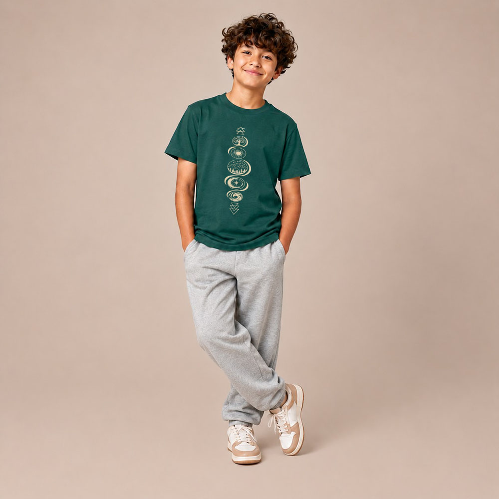 T-shirt enfant manche courte en coton biologique couleur vert sapin avec le dessin de chaque élément de la nature, la sérigraphie est de couleur beige.