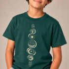 T-shirt enfant manche courte en coton biologique couleur vert sapin avec le dessin de chaque élément de la nature, la sérigraphie est de couleur beige. Zoom sur le t-shirt.