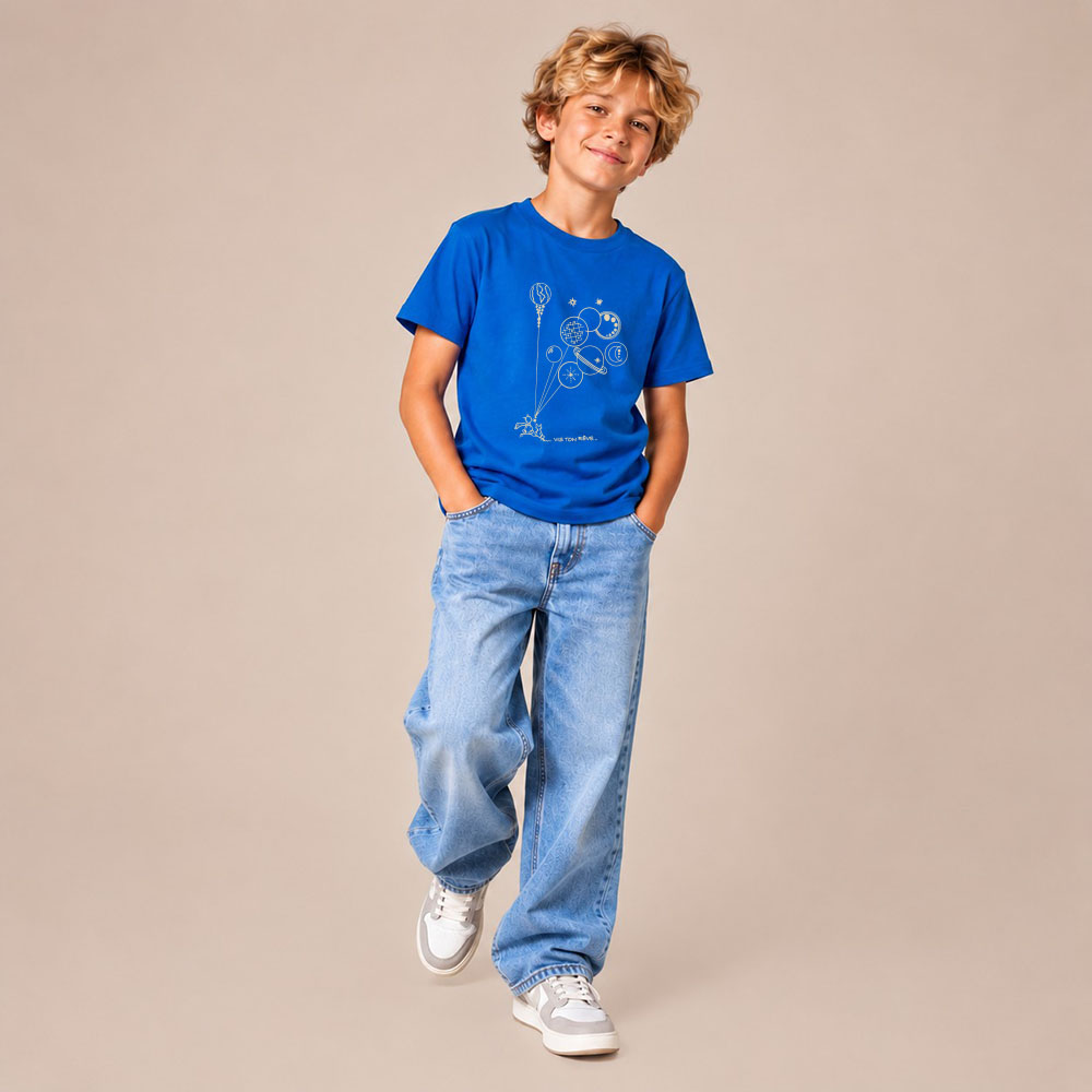T-shirt enfant manche courte en coton biologique de couleur bleu roi avec un dessin représentant des planètes en forme de ballons tenu par le petit prince et son renard. La couleur de sérigraphie est beige.