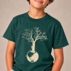 T-shirt enfant manche courte en coton biologique couleur vert sapin avec le dessin d'un arbre sur une planète et sérigraphie de couleur beige. Zoom sur le t-shirt.