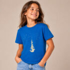 T-shirt enfant manche courte en coton biologique couleur bleu roi avec le dessin d'une pyramide d'animaux sur la planète qui attrapent les étoiles. La couleur de sérigraphie est beige. Zoom sur le t-shirt.