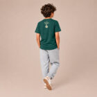 T-shirt enfant manche courte en coton biologique de couleur sapin vue de dos avec le dessin de la marque entre les épaules et la sérigraphie est de couleur beige.