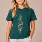 T-shirt enfant manche courte en coton biologique couleur vert sapin avec le dessin de chaque élément de la nature, la sérigraphie est de couleur beige. Zoom sur le t-shirt.