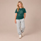 T-shirt enfant manche courte en coton biologique de couleur vert sapin avec un dessin représentant des planètes en forme de ballons tenu par le petit prince et son renard. La couleur de sérigraphie est beige.