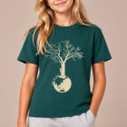 T-shirt enfant manche courte en coton biologique couleur vert sapin avec le dessin d'un arbre sur une planète et sérigraphie de couleur beige. Zoom sur le t-shirt.
