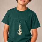 T-shirt enfant manche courte en coton biologique couleur vert sapin avec le dessin d'une pyramide d'animaux sur la planète qui attrapent les étoiles. La couleur de sérigraphie est beige. Zoom sur le t-shirt.