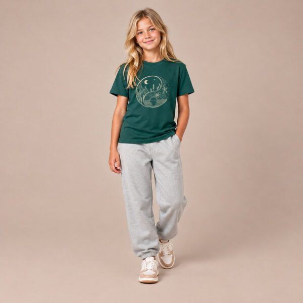 T-shirt enfant manche courte en coton biologique couleur vert sapin avec le dessin d'un yin et yang de la nature, d'un coté les montagnes et de l'autre la plage la sérigraphie est de couleur beige.