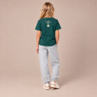 T-shirt enfant manche courte en coton biologique de couleur vert sapin vue de dos avec le dessin de la marque entre les épaules et la sérigraphie est de couleur beige.