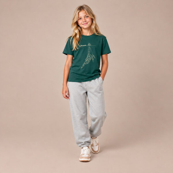T-shirt enfant manche courte en coton biologique de couleur vert sapin avec un dessin représentant une baleine avec des motifs polynésiens en sérigraphie de couleur beige.