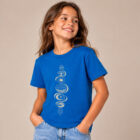 T-shirt enfant manche courte en coton biologique couleur bleu roi avec le dessin de chaque élément de la nature, la sérigraphie est de couleur beige. Zoom sur le t-shirt.