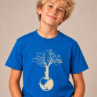 T-shirt enfant manche courte en coton biologique couleur bleu roi avec le dessin d'un arbre sur une planète et sérigraphie de couleur beige. Zoom sur le t-shirt.