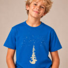 T-shirt enfant manche courte en coton biologique couleur bleu roi avec le dessin d'une pyramide d'animaux sur la planète qui attrapent les étoiles. La couleur de sérigraphie est beige. Zoom sur le t-shirt.