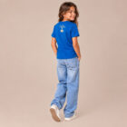 T-shirt enfant manche courte en coton biologique de couleur bleu roi vue de dos avec le dessin de la marque entre les épaules et la sérigraphie est de couleur beige.