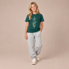 T-shirt enfant manche courte en coton biologique couleur vert sapin avec le dessin de chaque élément de la nature, la sérigraphie est de couleur beige.