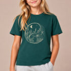 T-shirt enfant manche courte en coton biologique couleur vert sapin avec le dessin d'un yin et yang de la nature, d'un coté les montagnes et de l'autre la plage la sérigraphie est de couleur beige. Zoom sur le t-shirt.