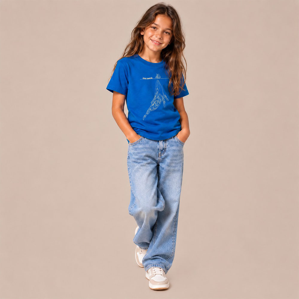T-shirt enfant manche courte en coton biologique de couleur bleu roi avec un dessin représentant une baleine avec des motifs polynésiens en sérigraphie de couleur beige.