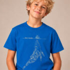 T-shirt enfant manche courte en coton biologique de couleur bleu roi avec un dessin représentant une baleine avec des motifs polynésiens en sérigraphie de couleur beige. Zoom sur le t-shirt.