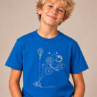 T-shirt enfant manche courte en coton biologique de couleur bleu roi avec un dessin représentant des planètes en forme de ballons tenu par le petit prince et son renard. La couleur de sérigraphie est beige. Zoom sur le t-shirt.