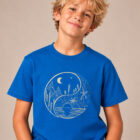 T-shirt enfant manche courte en coton biologique couleur bleu roi avec le dessin d'un yin et yang de la nature, d'un coté les montagnes et de l'autre la plage la sérigraphie est de couleur beige. Zoom sur le t-shirt.