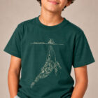 T-shirt enfant manche courte en coton biologique de couleur vert sapin avec un dessin représentant une baleine avec des motifs polynésiens en sérigraphie de couleur beige. Zoom sur le t-shirt.