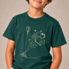 T-shirt enfant manche courte en coton biologique de couleur vert sapin avec un dessin représentant des planètes en forme de ballons tenu par le petit prince et son renard. La couleur de sérigraphie est beige. Zoom sur le t-shirt.