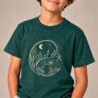 T-shirt enfant manche courte en coton biologique couleur vert sapin avec le dessin d'un yin et yang de la nature, d'un coté les montagnes et de l'autre la plage la sérigraphie est de couleur beige. Zoom sur le t-shirt.